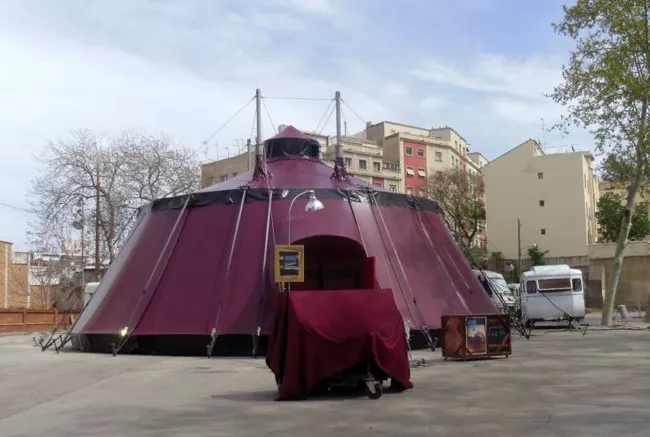 La carpa del Circ Teatre Modern ja instal·lada a la plaça Margarida Xirgu