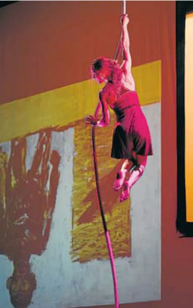 La Irene Estradé durant el seu número de corda llisa. Al fons, el quadre de Baselitz que l'inspira.