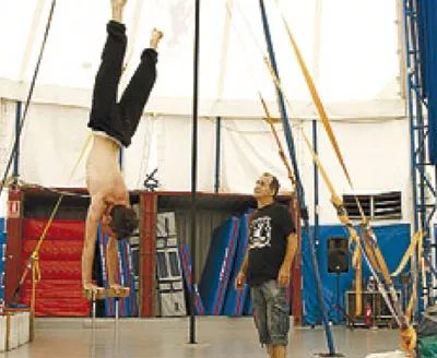 Joan López amb Joel a la carpa de l'Escola de Circ Rogelio Rivel